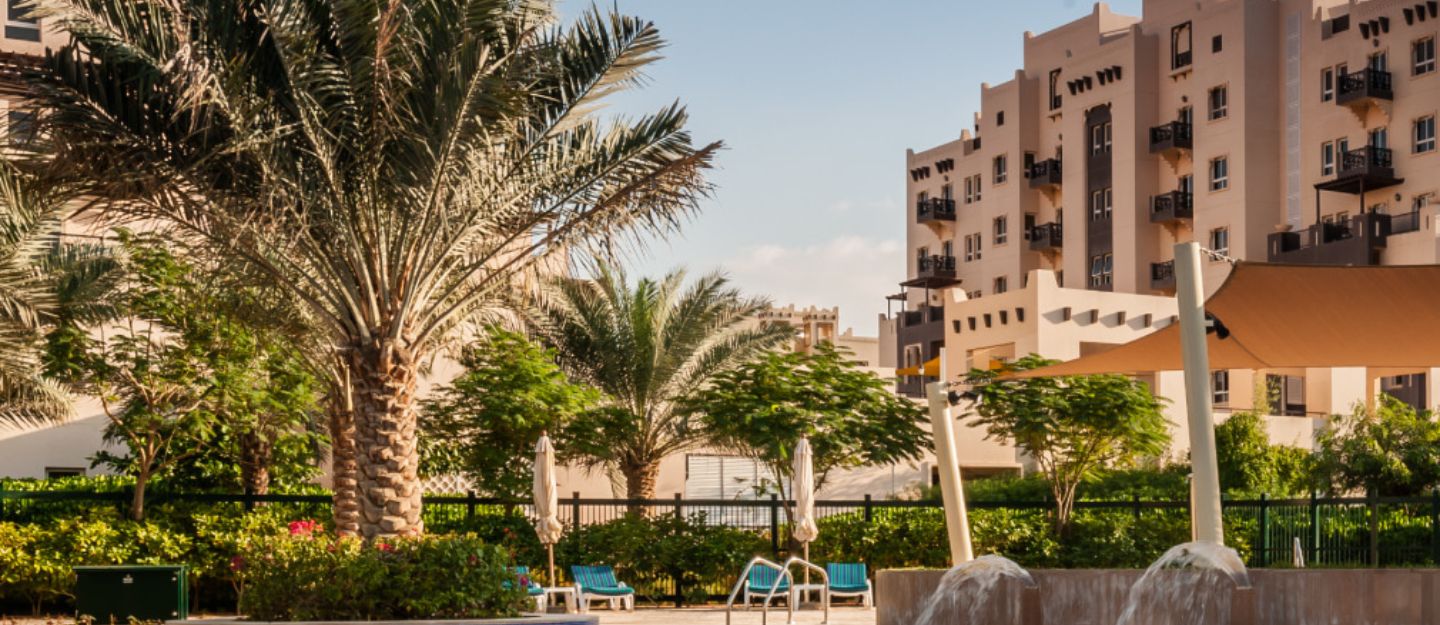 إيجابيات وتحديات السكن في دبي لاند