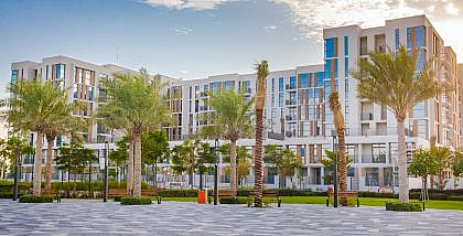 منطقة سكنية حديثة محاطة بمساحات خضراء ومنظمة