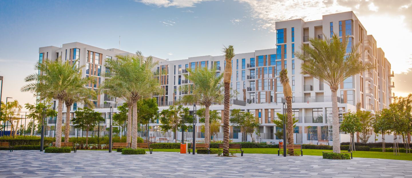 منطقة سكنية حديثة محاطة بمساحات خضراء ومنظمة