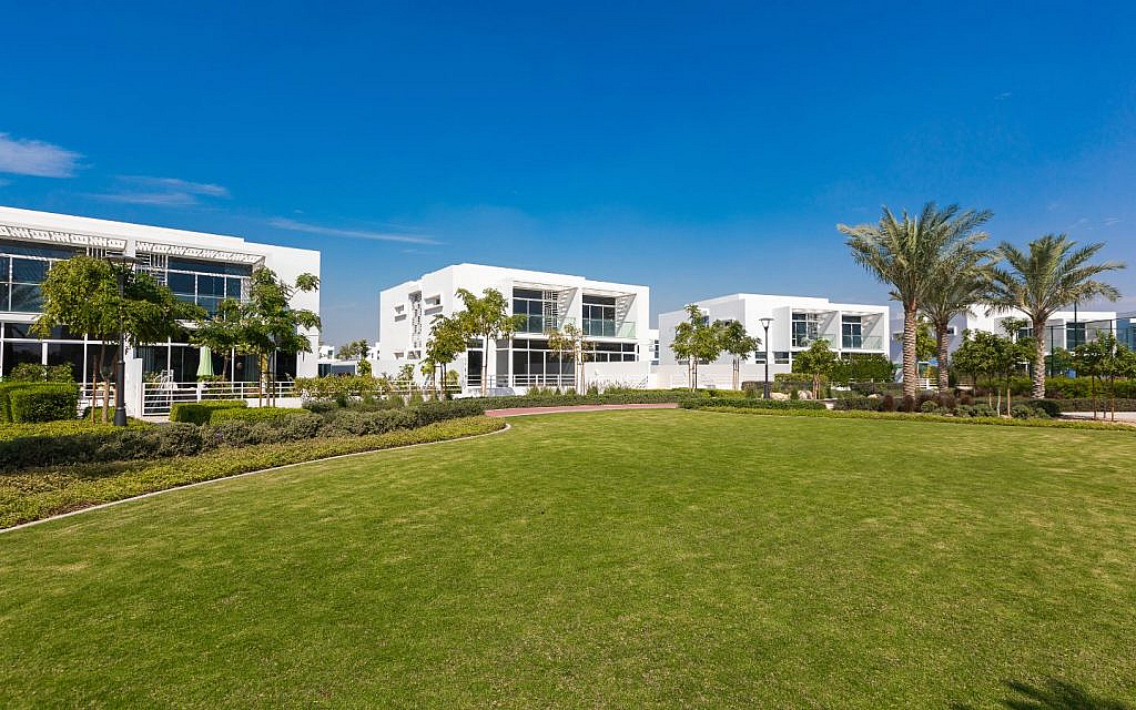 منطقة سكنية حديثة تحتوي على مبانٍ حديثة