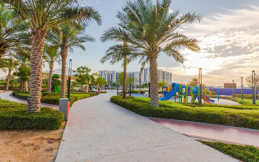 حي سكني حديث يتضمن مساحات خضراء مُعتنى بها جيدًا
