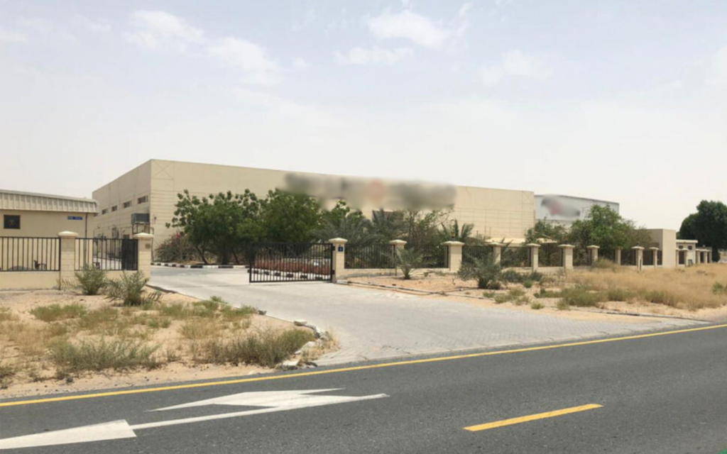 أشجار على باب مستودع من الخارج