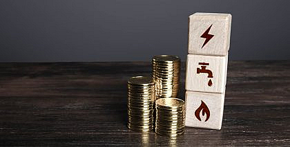 عملات نقدية ورموز للكهرباء والماء