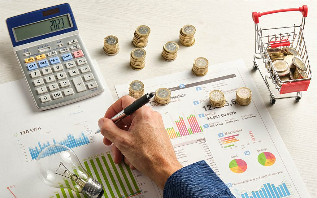 آلة حاسبة وعملات نقدية