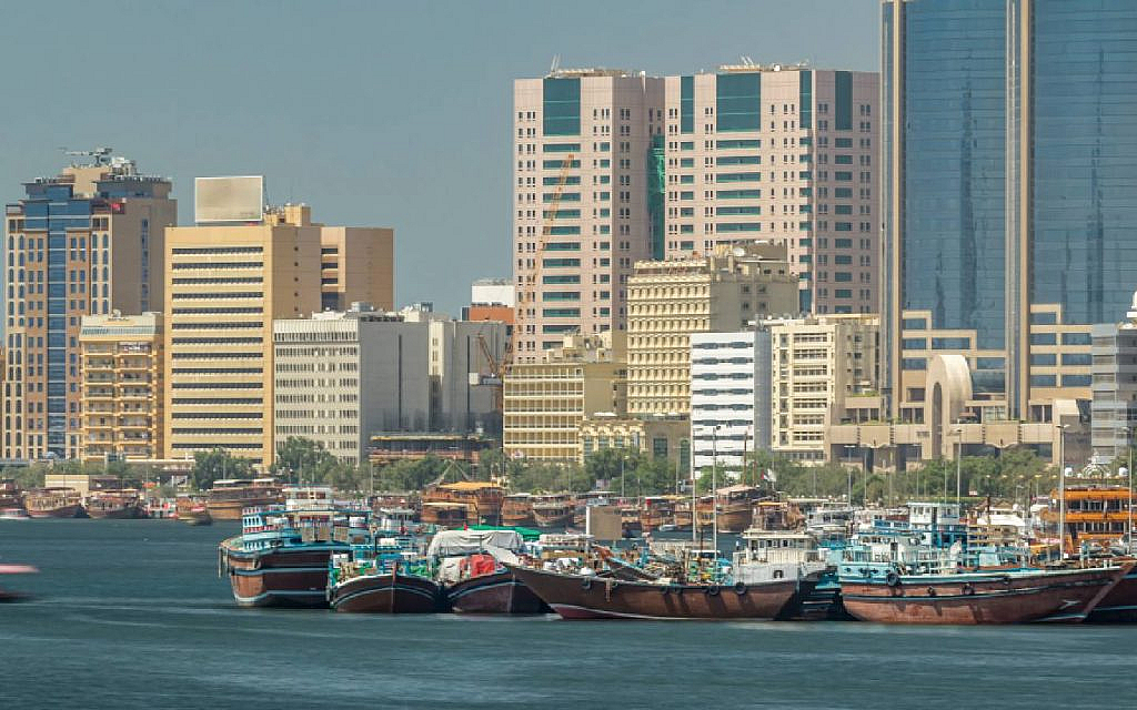 مركب وعقارات وبحر