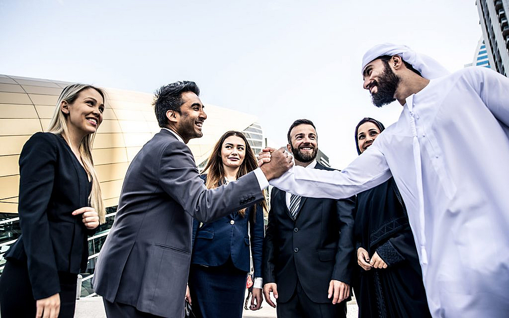 وكيل عقارات وسيط بين مجموعة من الأشخاص 