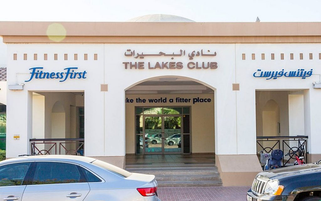Benefits of living in the lakes dubai such as community clubs