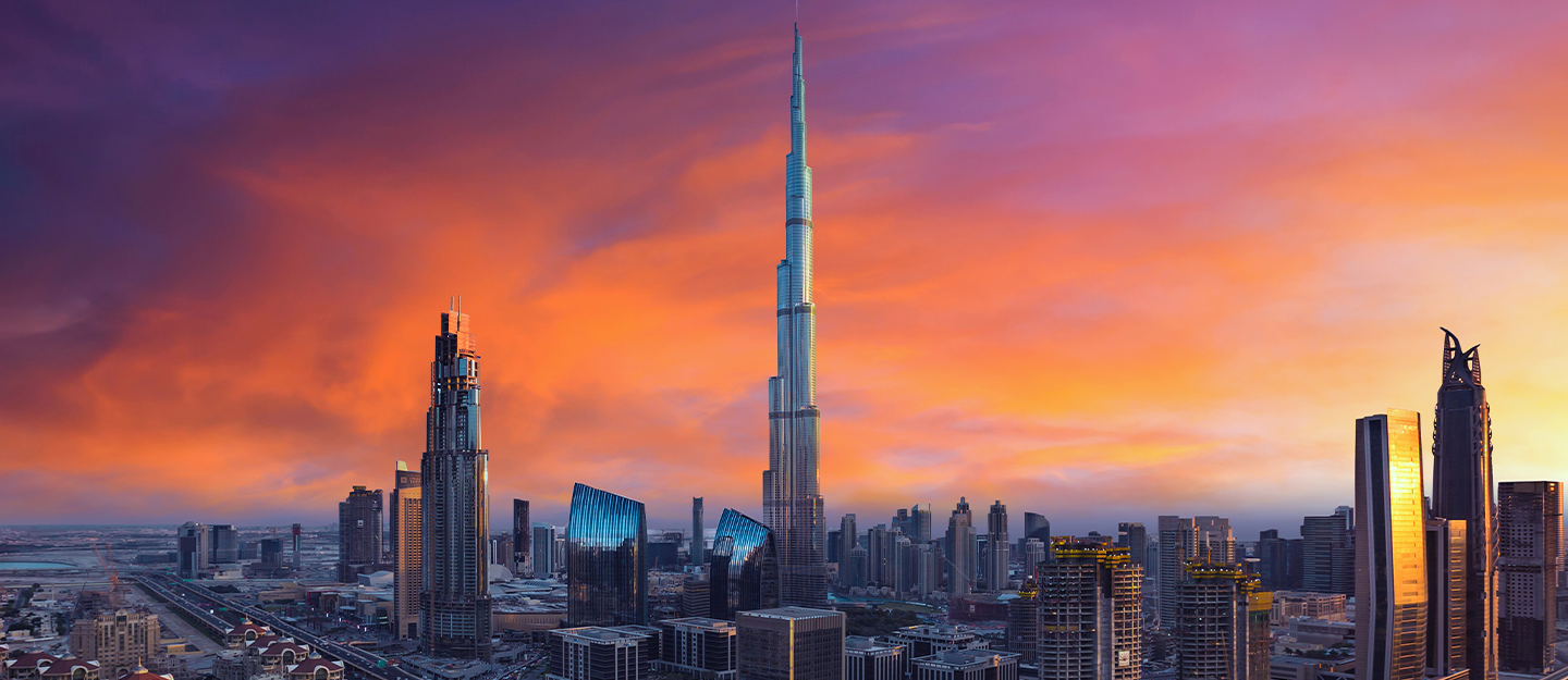برج خليفة تحيط به مجموعة من ناطحات السحاب