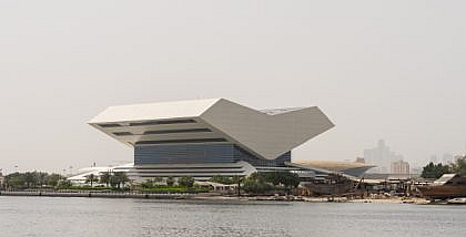 مبنى بجانب قناة مائية