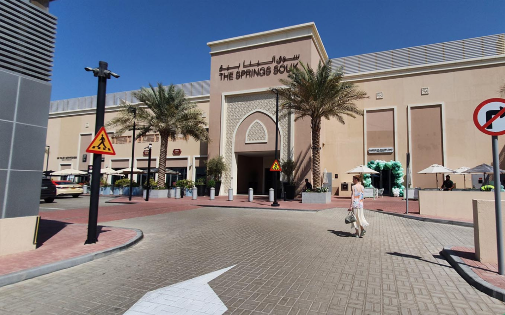 سوق الينابيع من الخارج في دبي