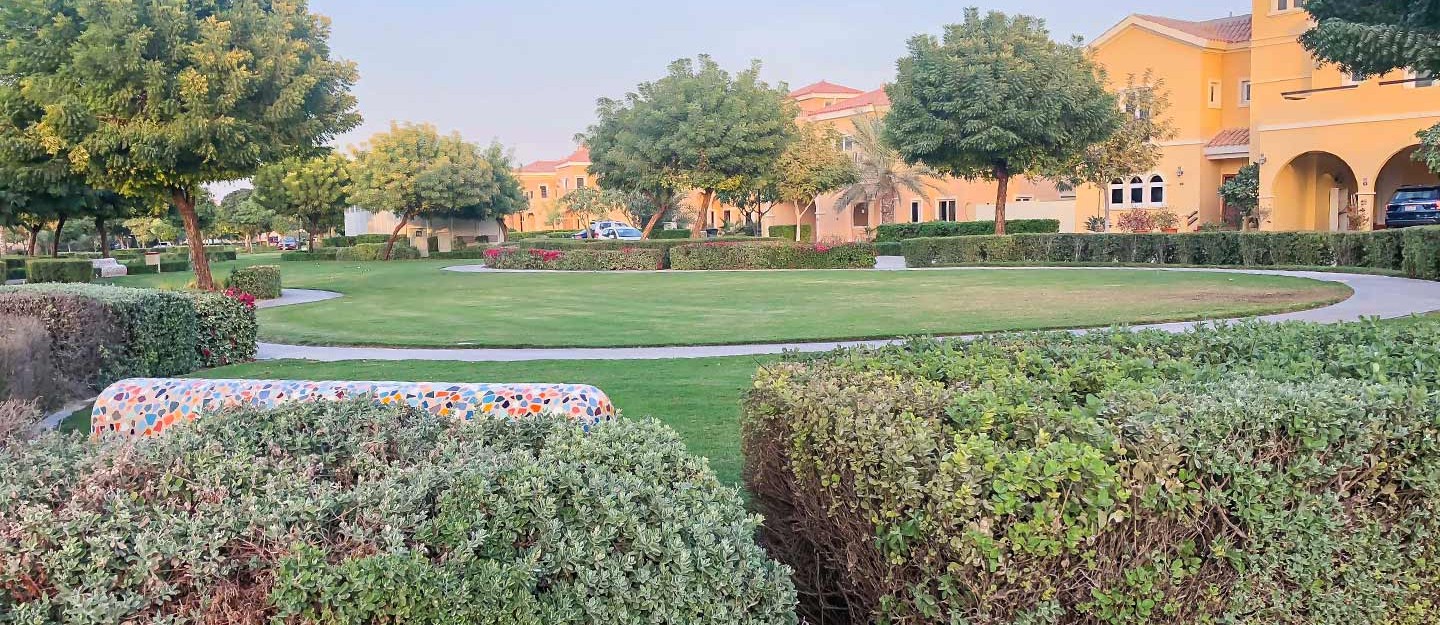 إيجابيات وتحديات السكن في دبي لاند