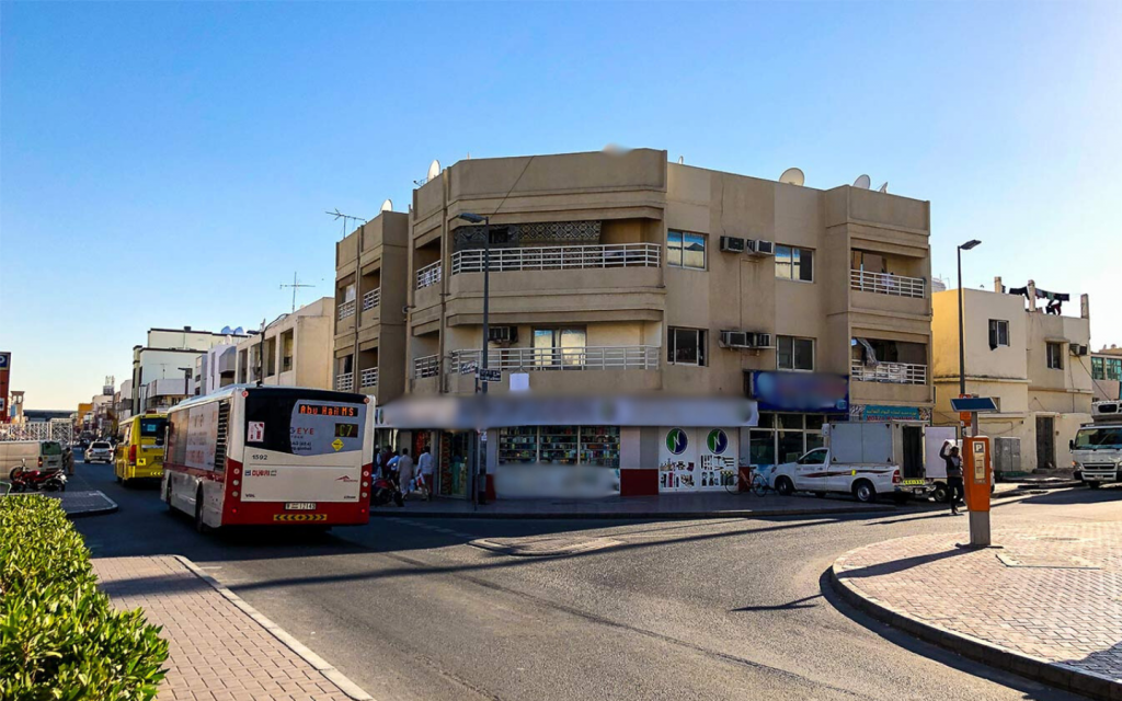 مجمع سكني بمنطقة مخدومة بوسائل النقل العامة والمتاجر