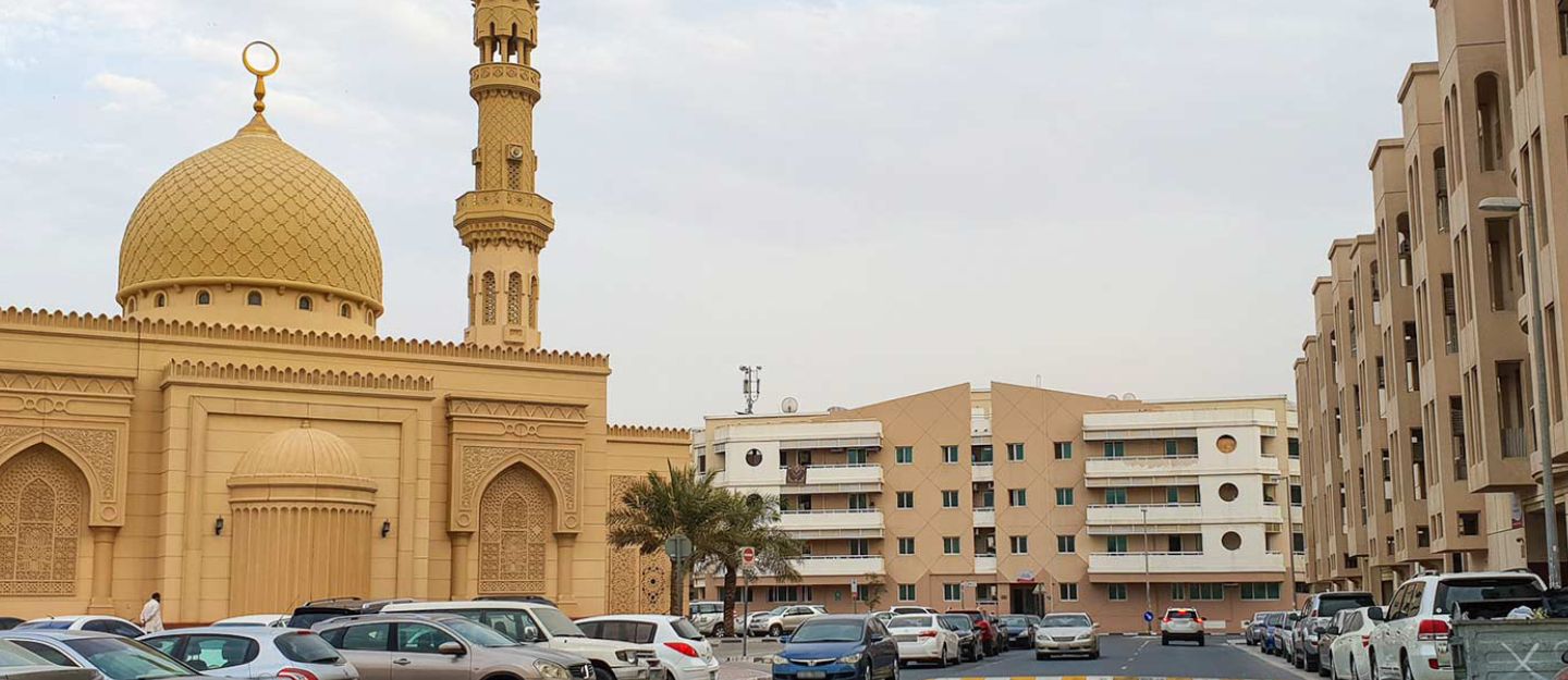 منطقة سكنية بجانب مسجد