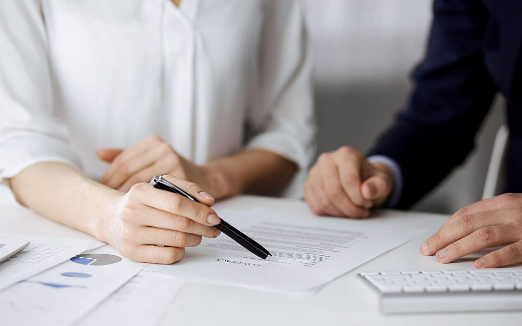 شخصان يقرآن اتفاقية لها علاقة بالعقارات