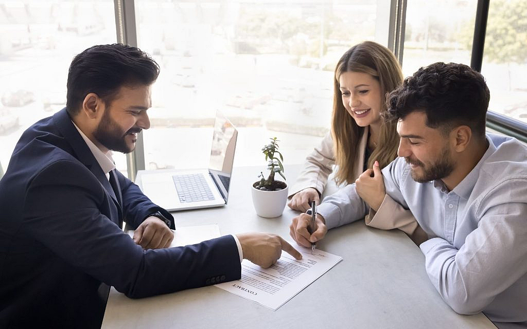توقيع عقود الاستثمار العقاري