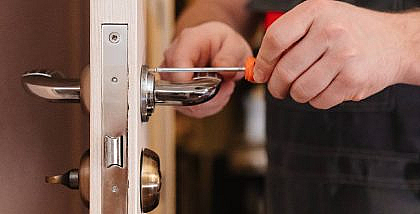 شخص يصلح باب المنزل