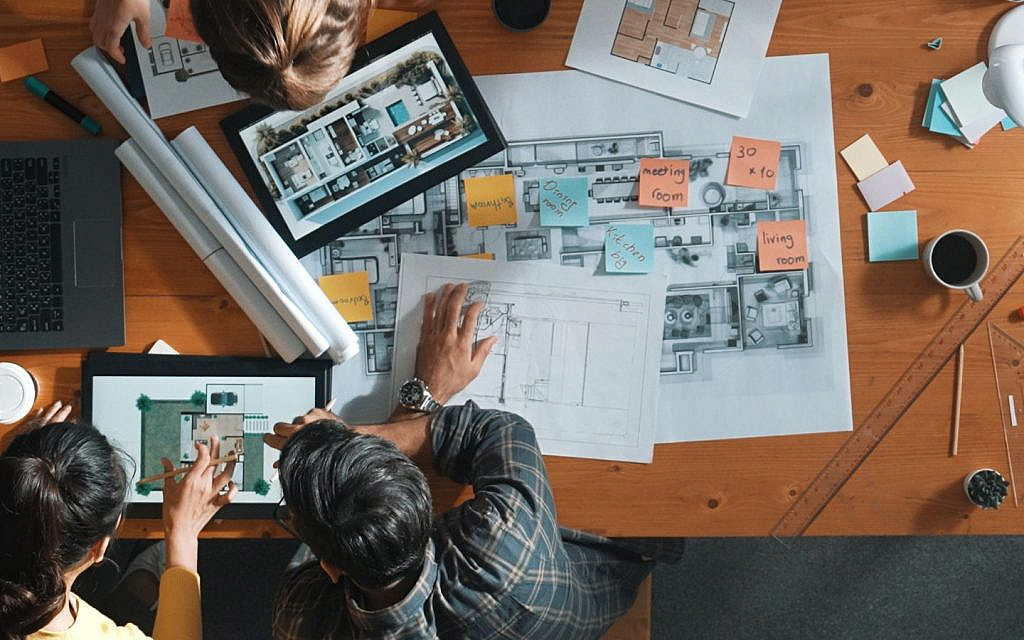 مهندسون يقومون بتصميم مشروع