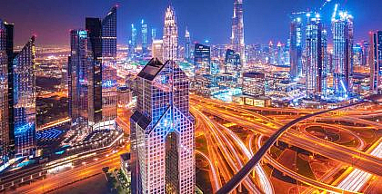 منطقة مضيئة ليلًا في دبي