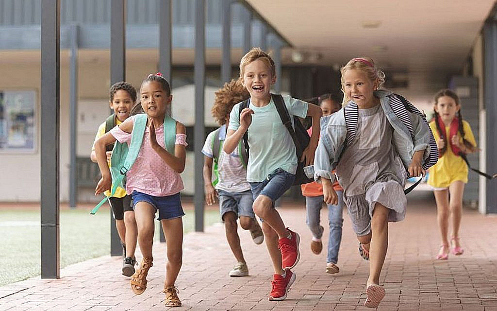 أولا وبنات مدرسة يركضون