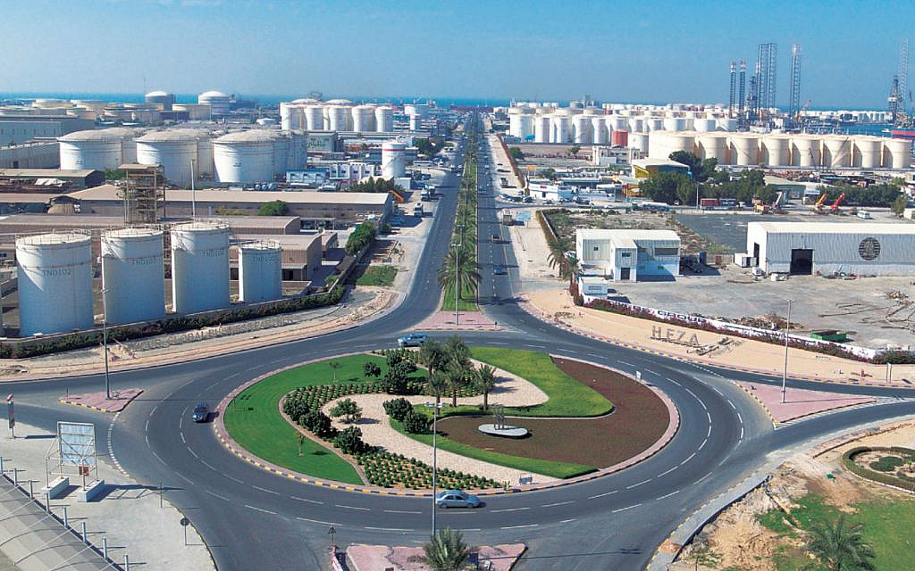 شوارع ودوار في مدينة صناعية