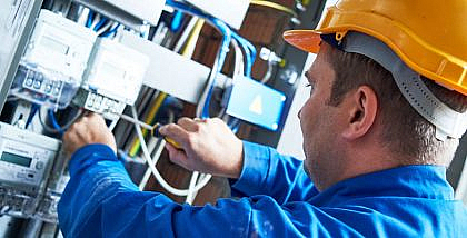 شخص يعمل على توصيل الكهرباء