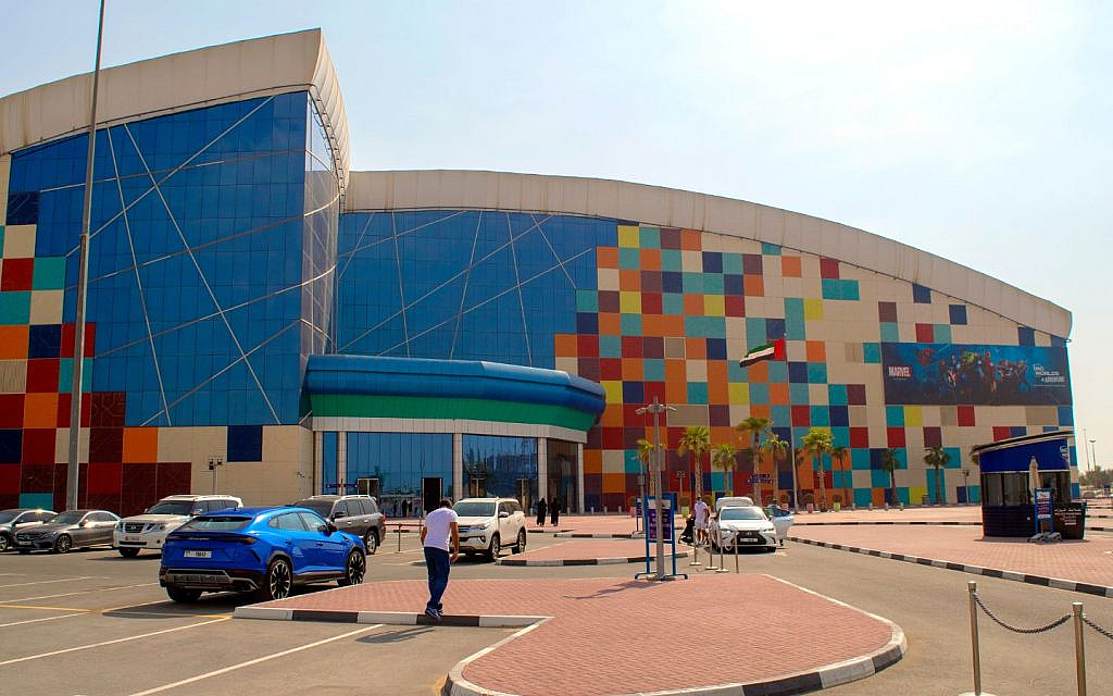 مبنى في سيرينا دبي وسيارات