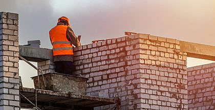 شخص يقوم بوضع الطوب