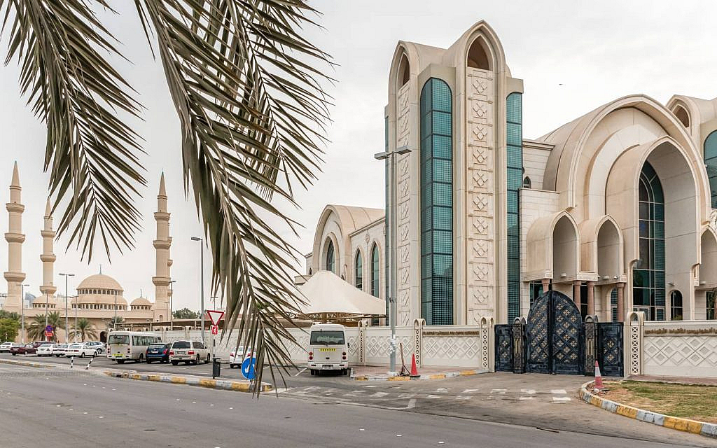 مسجد كبير ومواقف في حي سكني 