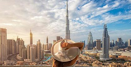 سيدة أمام برج خليفة في دبي