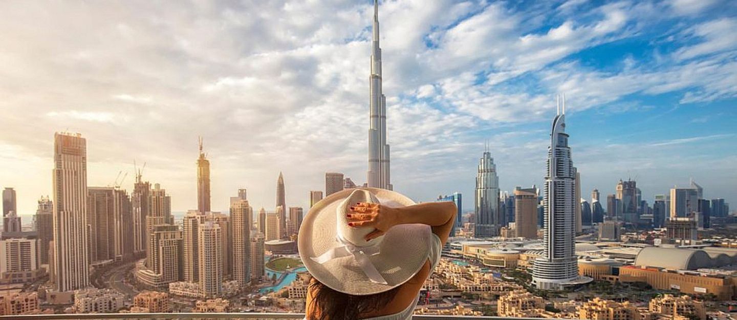سيدة أمام برج خليفة في دبي