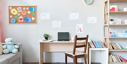 غرفة وكمبيوتر