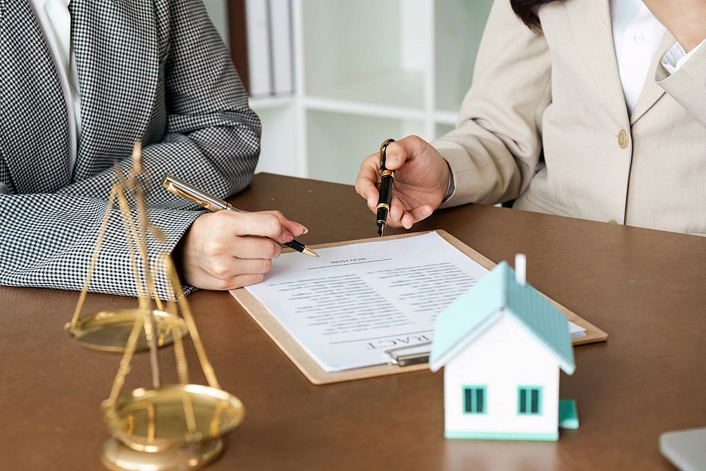 Understanding  Law No. (7) of 2006 in Dubai is essential for investors and property buyers