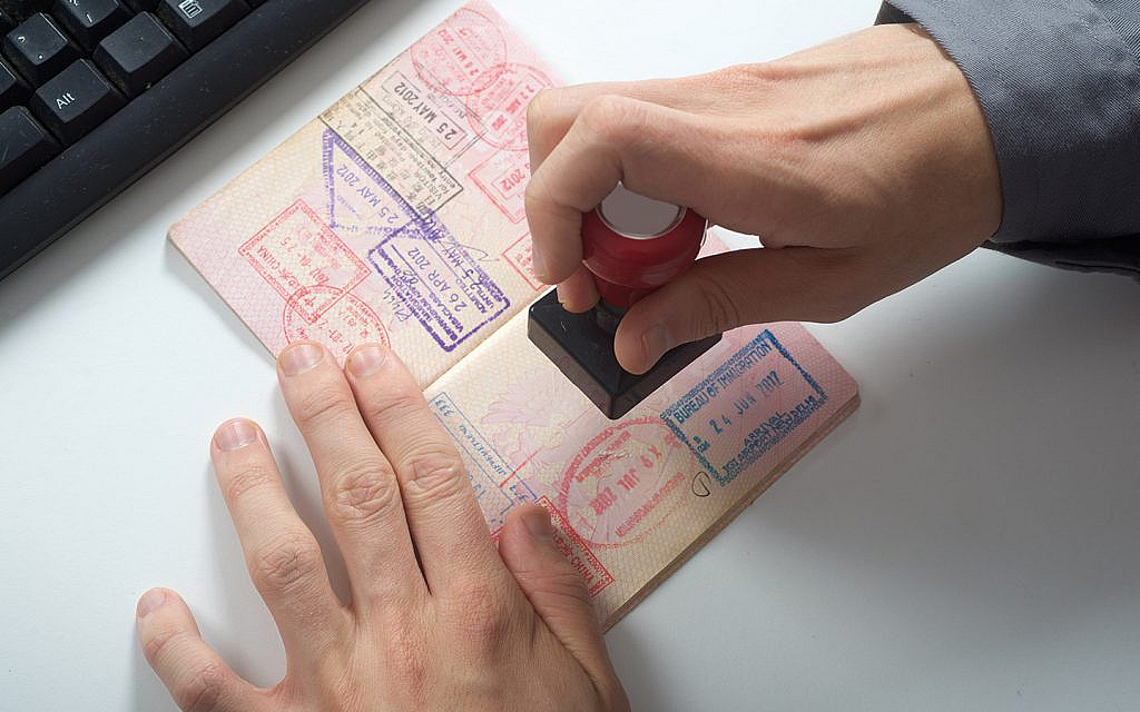 موظف يختم على جواز