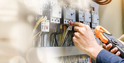 شخص يفحص عداد كهرباء