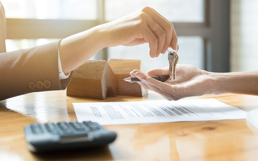 شخص يسلم مفتاح منزل لشخص آخر