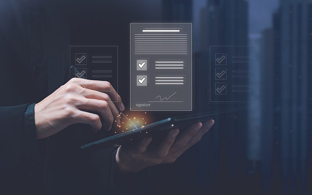 شخص يستخدم جهازاً لوحياً