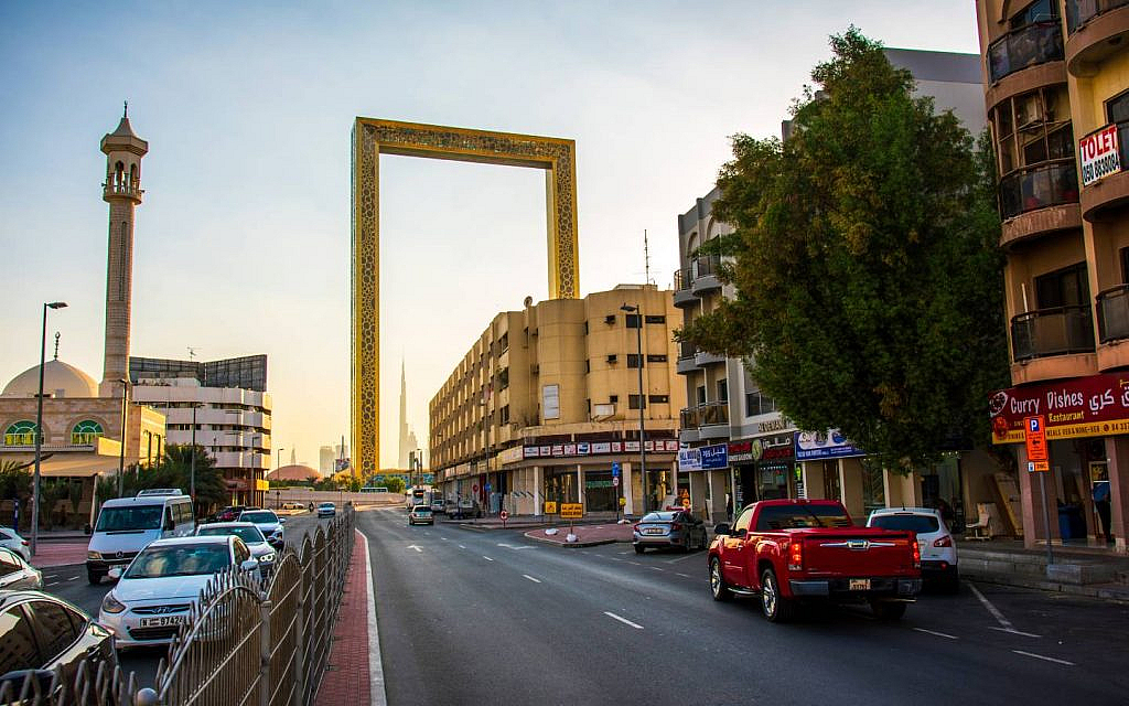 برواز دبي من إحدى الشوارع