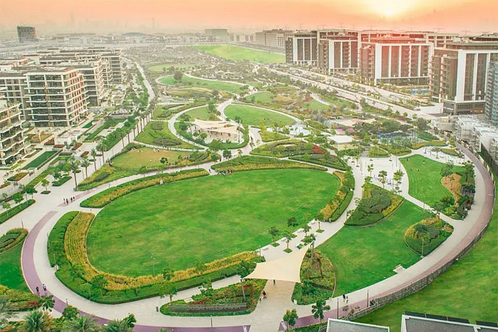 مساحات خضراء شاسعة وسط أبنية سكنية