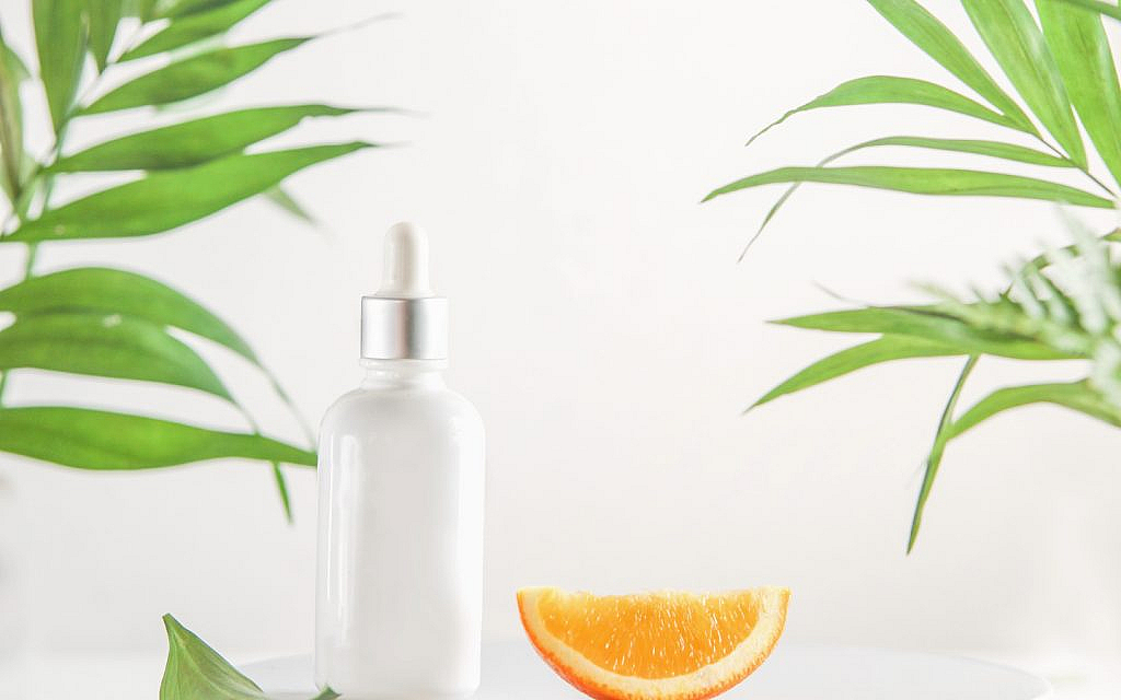 عبوة زيت عطري وشرحة برتقال