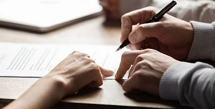 شخص يوقع عقد