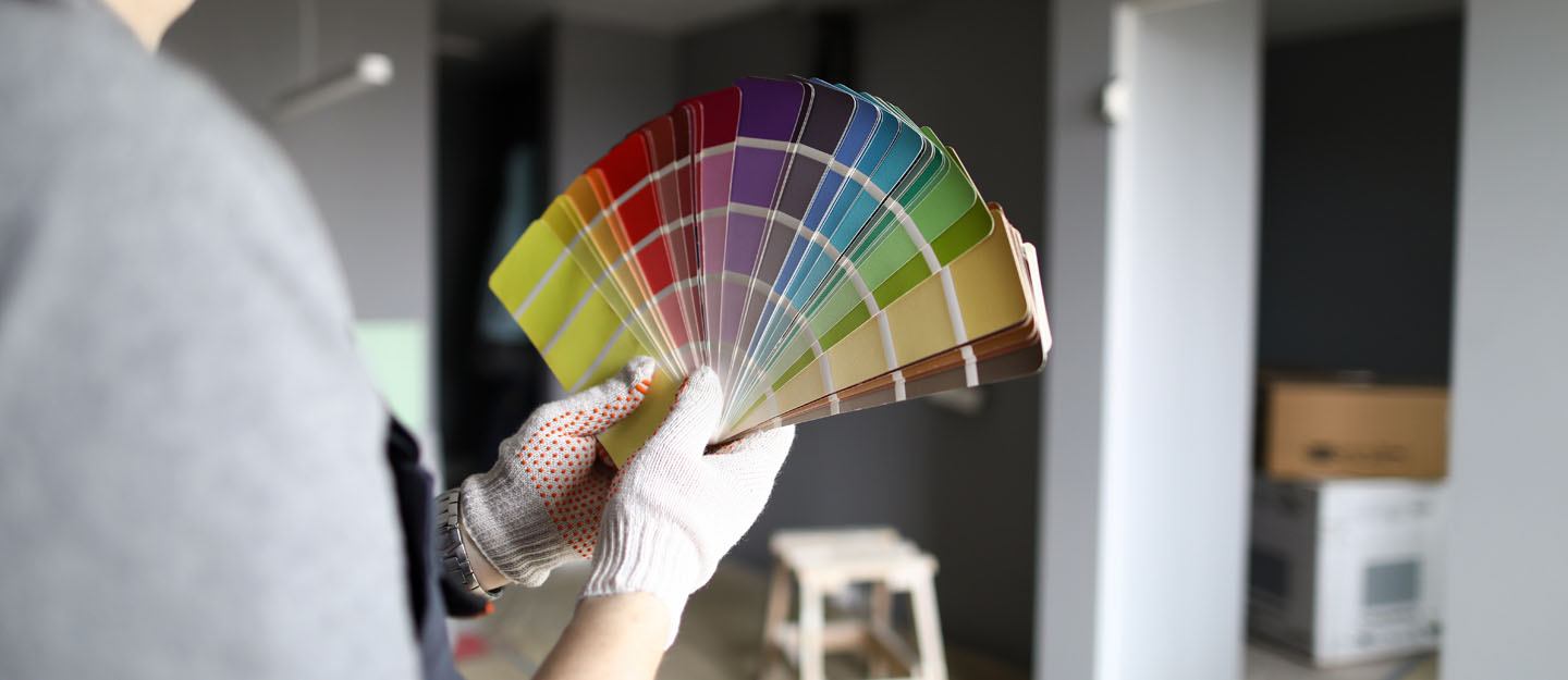 مختص يحمل عينات ألوان