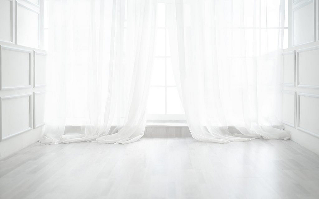 جدران وستارة ونافذة باللون الأبيض 