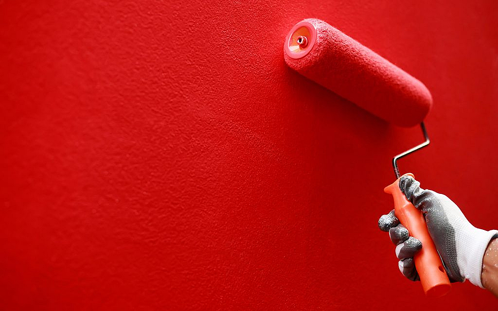 فرشاة وطلاء أحمر