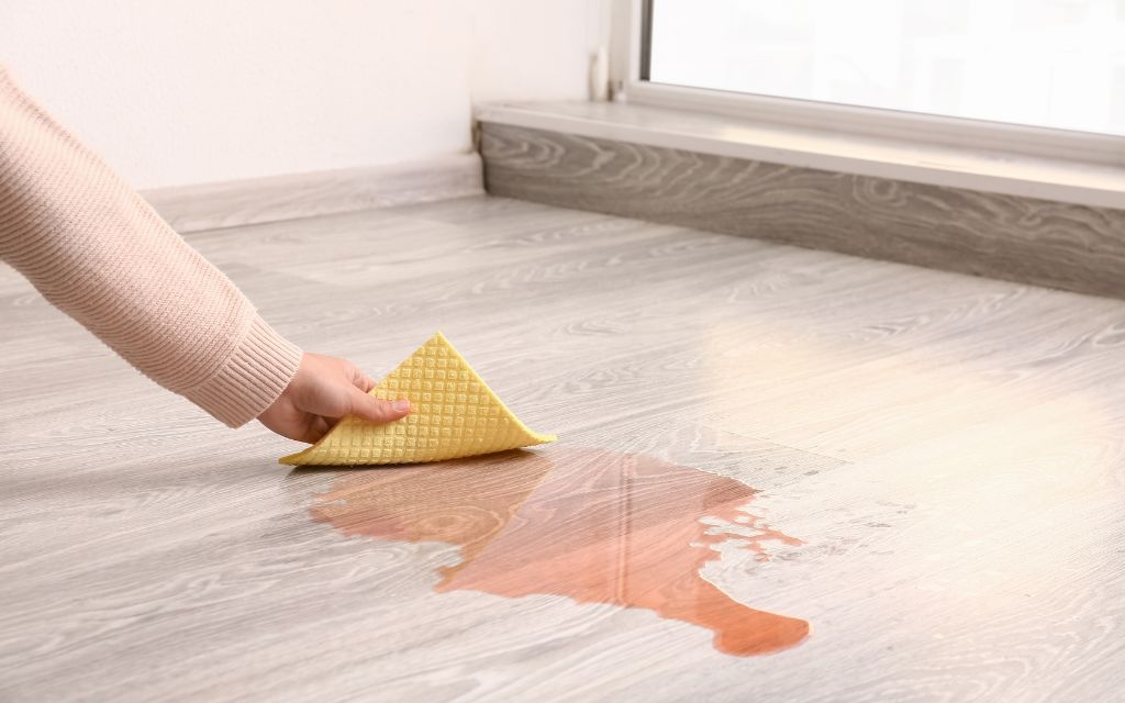 شخص يزل سوائل من أرضيات الباركيه