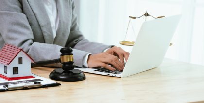 موظفة تستخدم اللابتوب