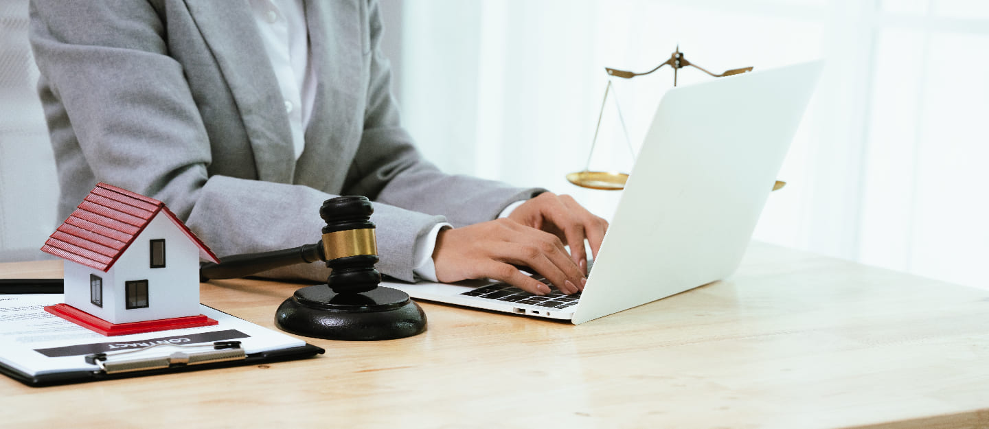 موظفة تستخدم اللابتوب