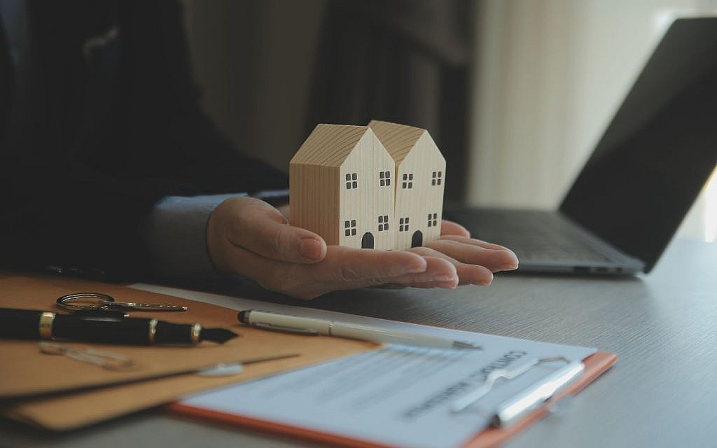 The DLD's real estate card must be cancelled if inactive or changing roles.