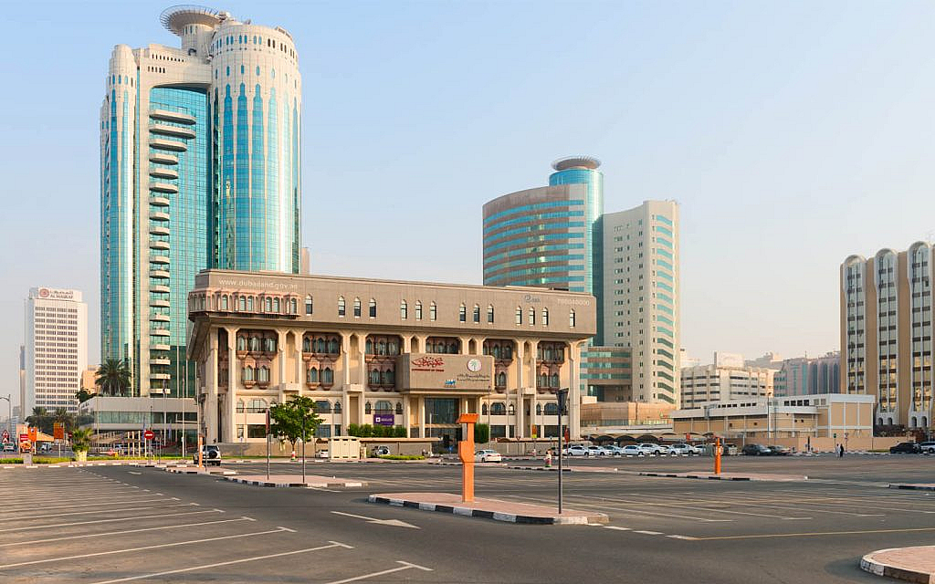 مبنى دائرة الأراضي والأملاك الذي يوفر خدمة إلغاء عقد عبر دائرة الأراضي والاملاك