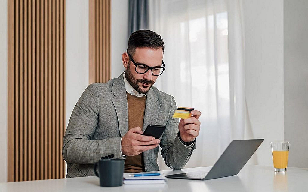 A contractor paying licence fee online