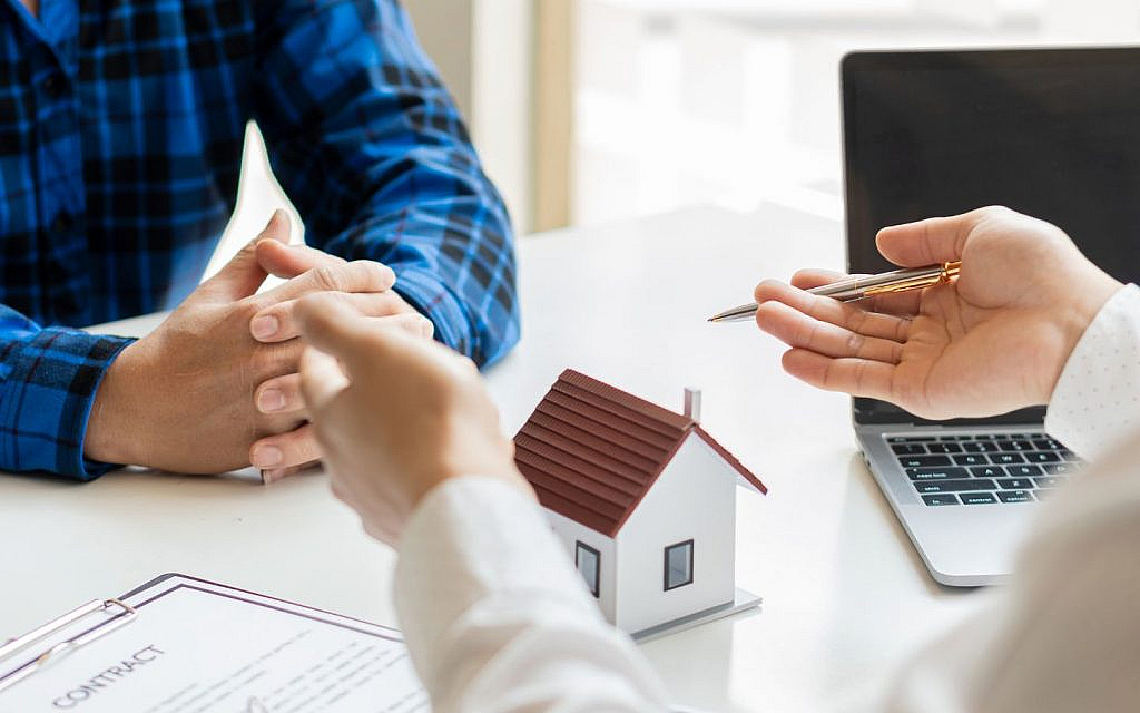 DLD’s inquiry service gives real estate project updates, ensuring investor transparency.
